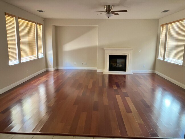 Building Photo - 807 Traditions St