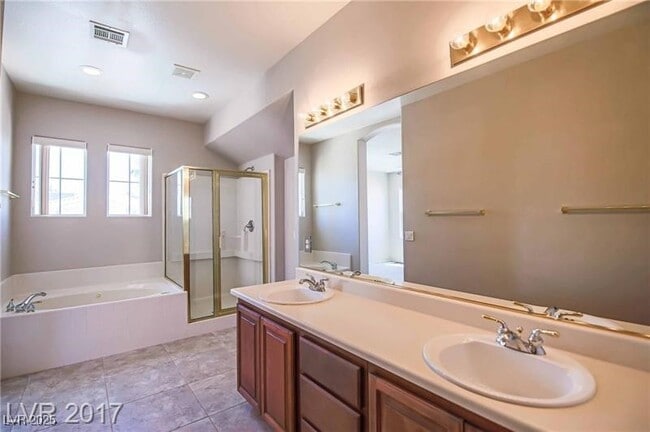 Building Photo - 348 Lakewood Garden Dr