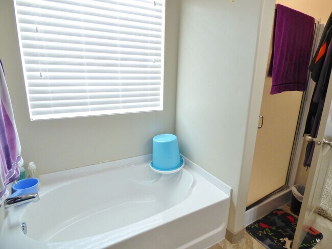 Building Photo - Great 4 Bd 3.5 Bath Townhome