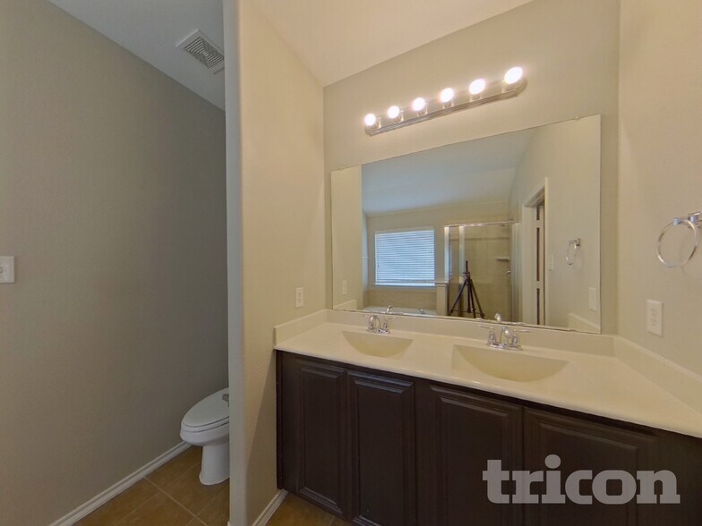 Building Photo - 712 Candelila Dr