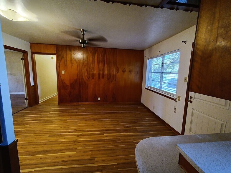 Building Photo - 1402 Hillcrest Dr