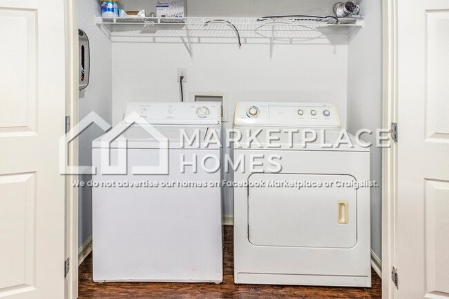 Building Photo - 212 Park Village Cir