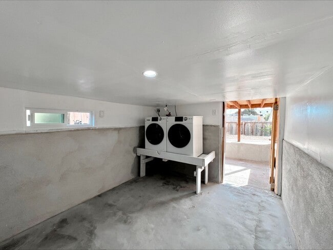 Building Photo - 2 Bedroom Home in Hollister