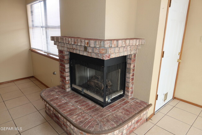 Building Photo - 1137 W Bend Ln