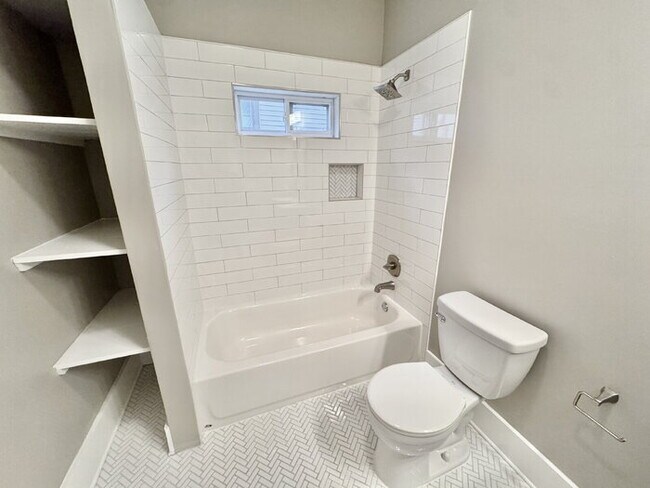 Building Photo - 1046 Tanglewood St