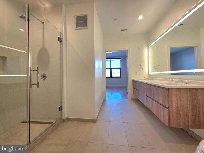 Building Photo - 737 Swann Ave