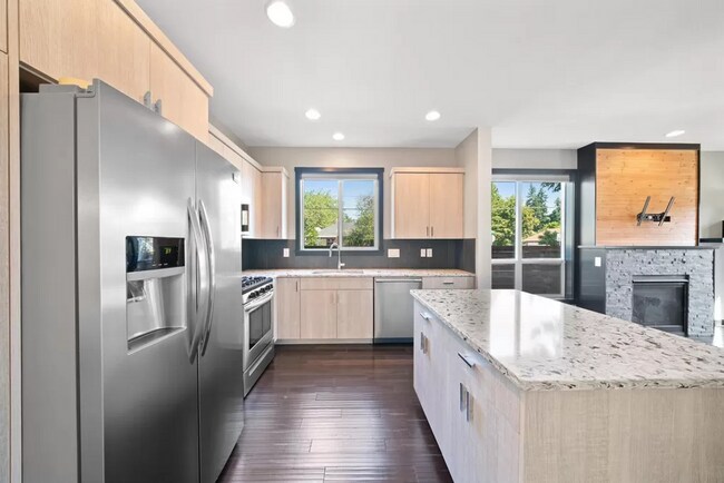 Building Photo - Modern 3 Bedroom + 2.5 bath home in SE Portland!! Brentwood Neighborhood with Air Conditioning!!