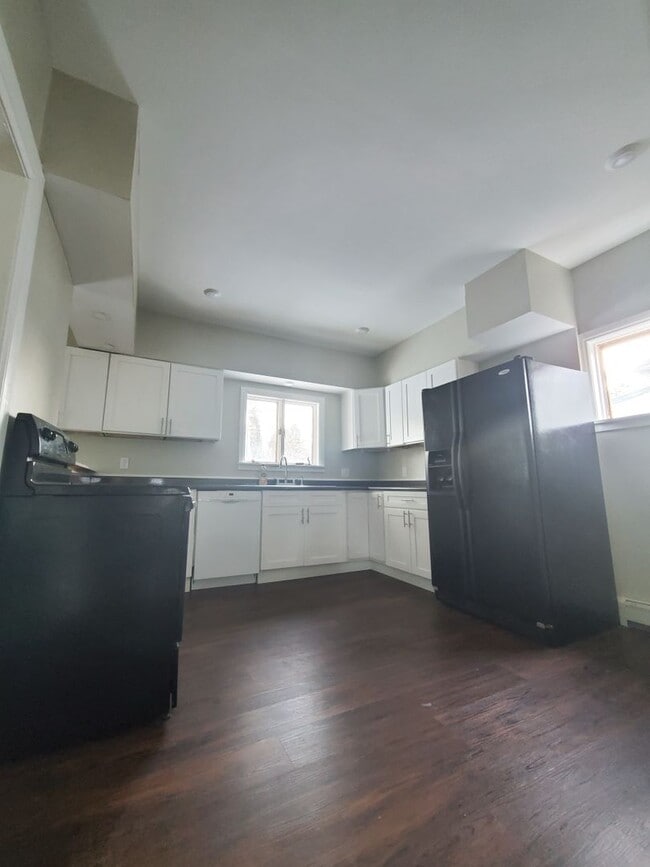 Building Photo - Well updated 3br with full laundry  Huge garage