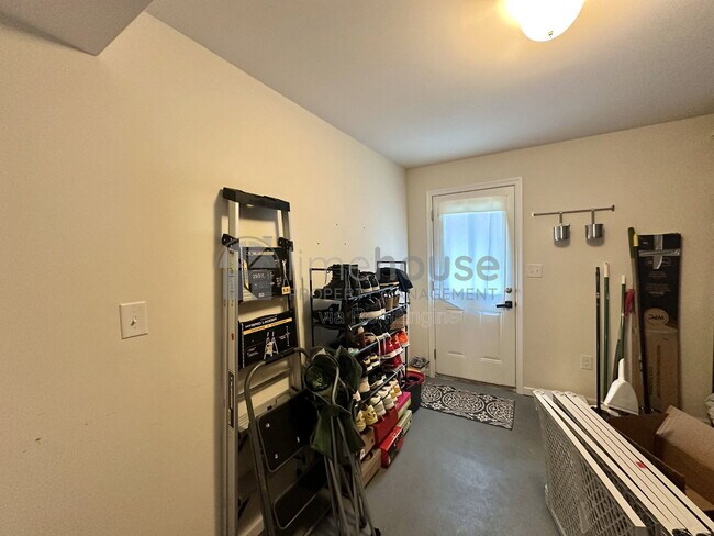 Building Photo - 724 Phalarope St