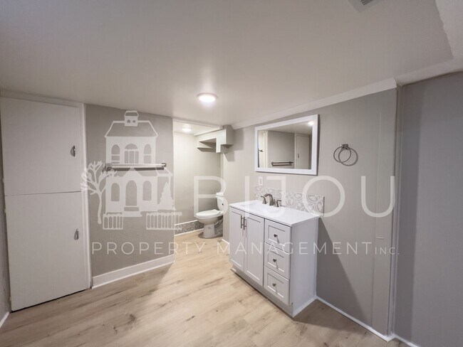 Building Photo - Located Close to Memorial Park!