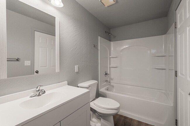 Building Photo - 1028 W 11th St