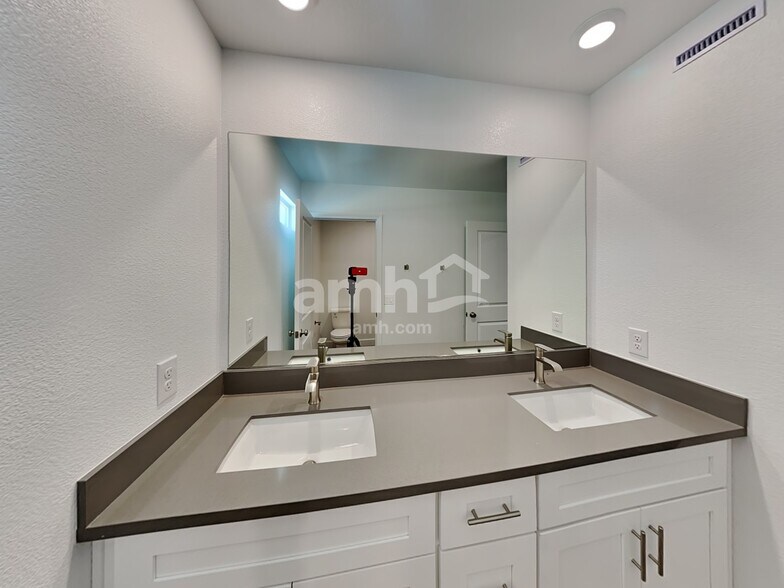 Building Photo - 9122 Ribbon Mdw Ct