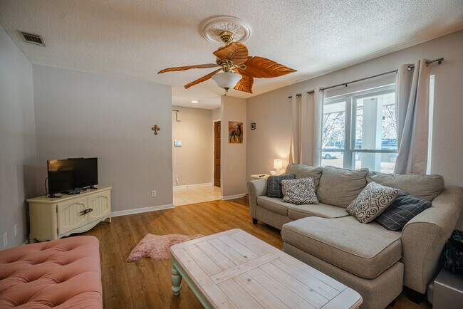Building Photo - 615 Olmstead Dr