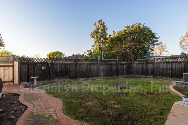 Building Photo - 4820 Lorraine Dr