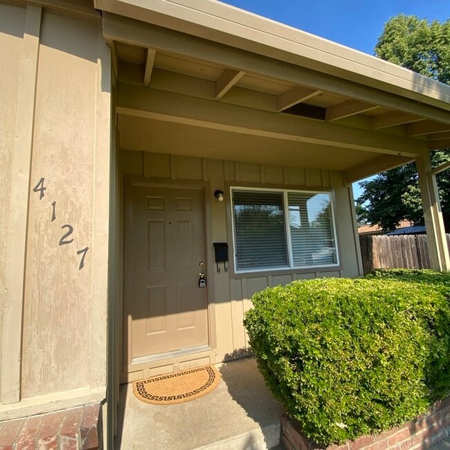 Building Photo - Great 3 bedroom 1 bathroom Duplex in Sacra...