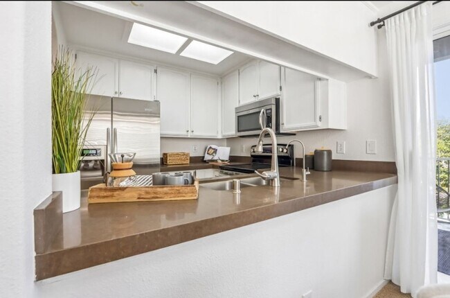 Building Photo - Beautiful Second Floor 3bd Condo w/Detached Garage & Pool