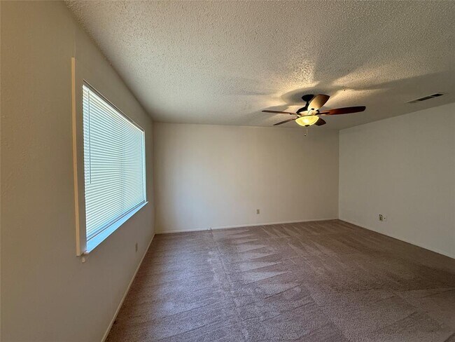 Building Photo - 8906 Pineridge Dr