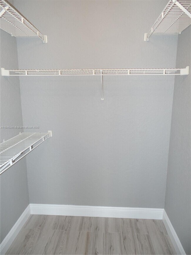 Building Photo - 2803 N Oakland Forest Dr