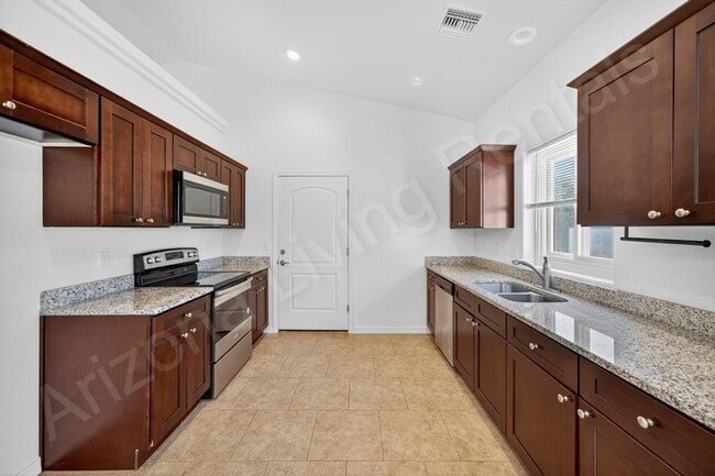 Building Photo - DESIRABLE LOCATION WITH RV PARKING