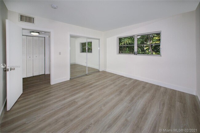 Building Photo - 512 Bayshore Dr