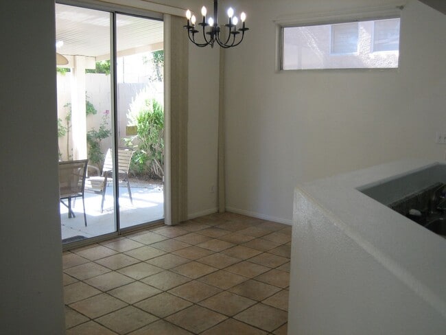 Building Photo - Single story, gated, 3bed, 2bath, 2car garage, Club house, Community Pool, Spa, Fitness room, CCRs