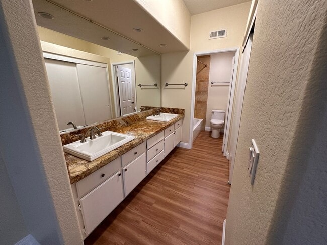 Building Photo - Beautiful 2 Bedroom/2 Bath Condo Close to ...