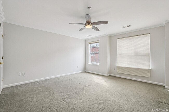 Building Photo - 10 Bridge Ln