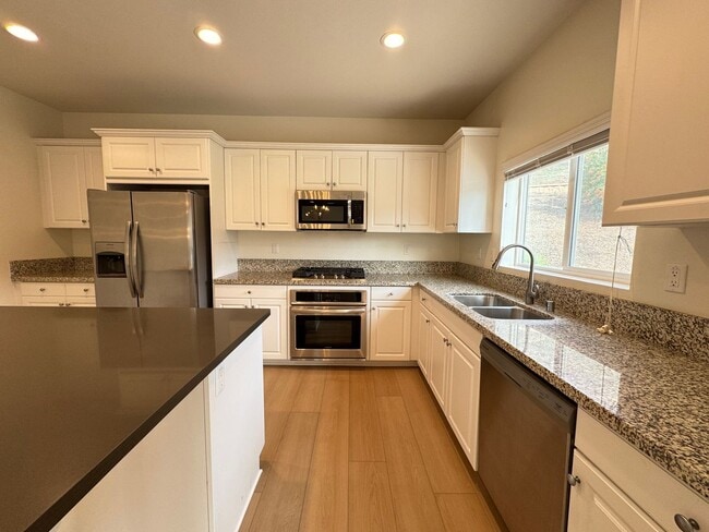 Building Photo - Beautiful 5Bd/3.5Ba Home in Cul-de-Sac in Riverside w/new Turf Back Yard and New Carpet!