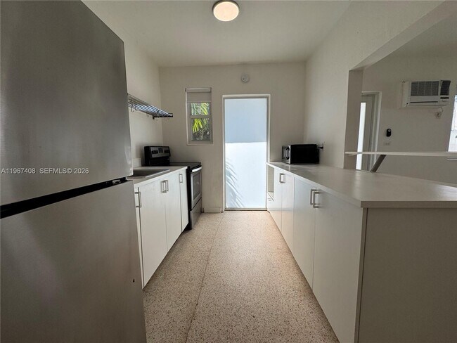 Building Photo - 1385 NE 105th St