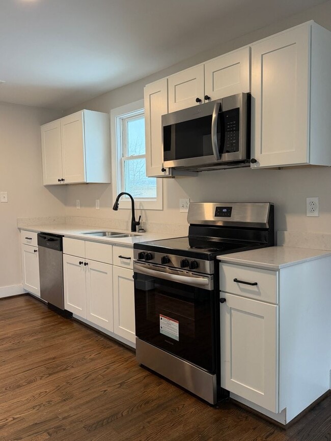 Building Photo - 2 Bed 1 Bath home with large backyard