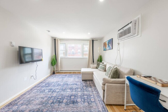 Building Photo - 33 Adams St