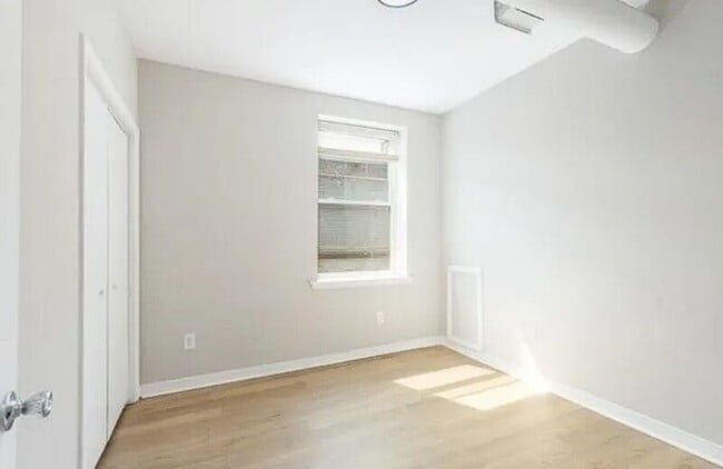 Building Photo - 1422 W Girard Ave