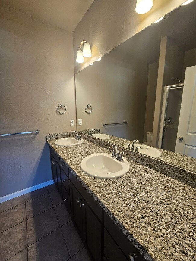 Building Photo - Beautiful Townhomes in East Medford