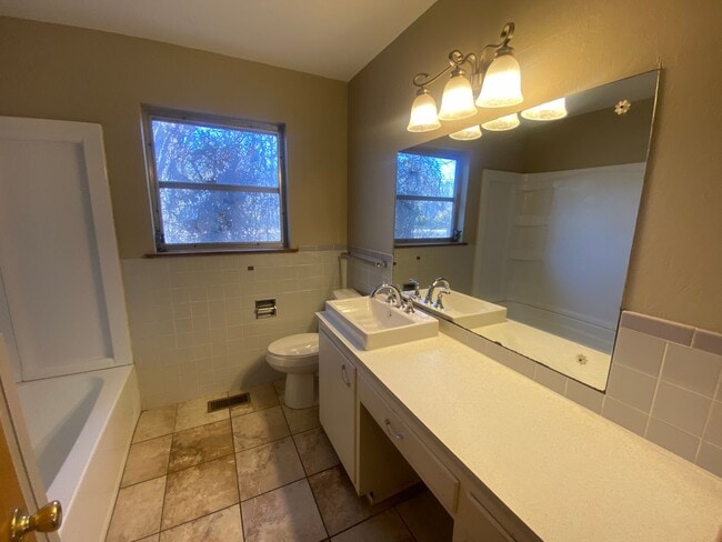 Building Photo - 2 bedroom 1.5 bath charming home