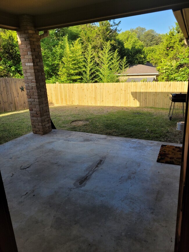 Covered patio - 706 S Forest Ln