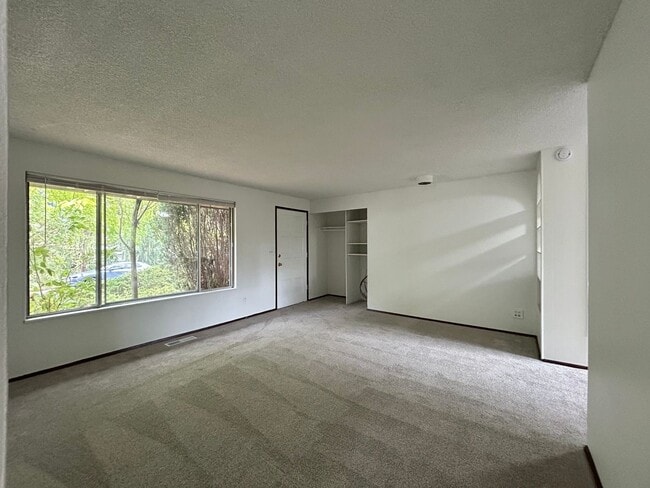 Building Photo - Bright and Open 3 Bed, 1 Bath House!