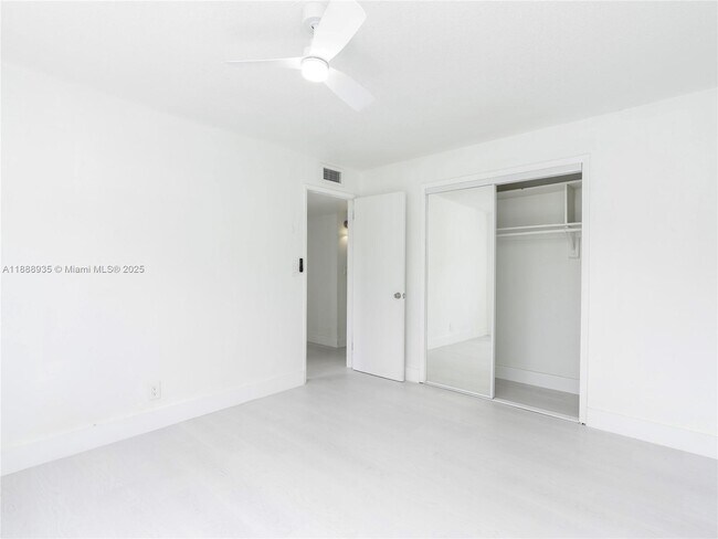 Building Photo - 2025 Miami Rd