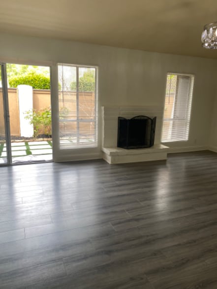 Building Photo - 355 W Sierra Ave