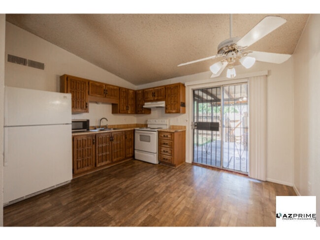 Building Photo - Discover Comfort in This Charming 2/1 Phoe...