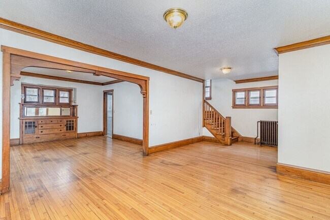 Building Photo - 3 Bed | 1 Bath in Heart of St. Paul