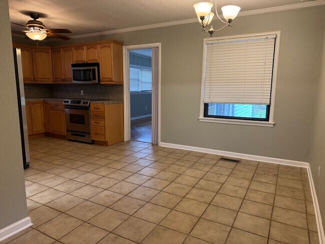 Building Photo - Charming 3 bedroom,  2 Bathroom in the cen...