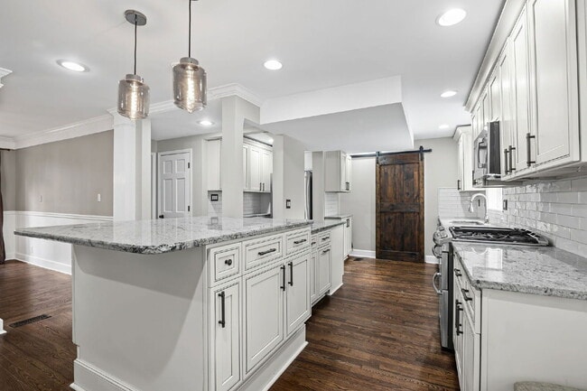 Building Photo - 815 Sudbury Rd NE