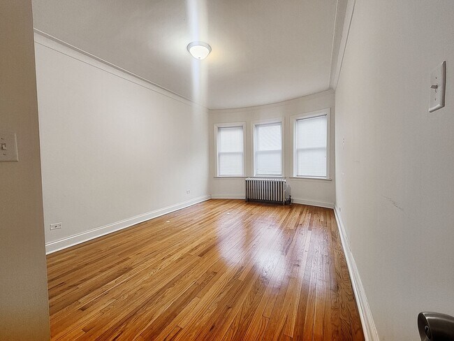 Building Photo - Large 2-bed/2-bath Apartment With Updated Kitchen and Large Living Room