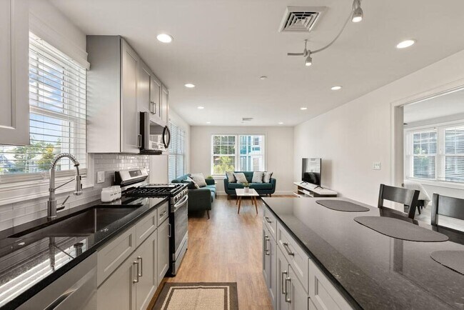 Building Photo - 149 Pleasant St