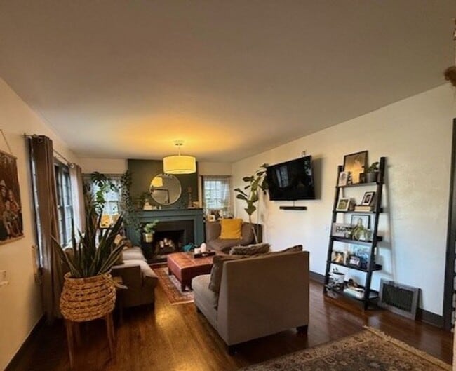 Building Photo - Beautiful 4 Bedroom Home