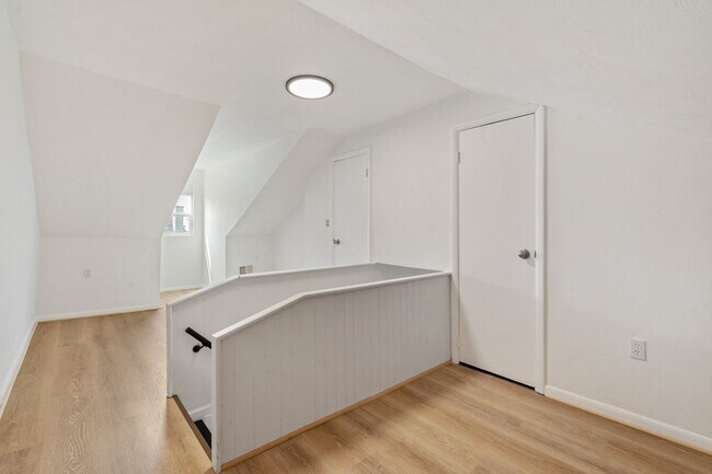 Building Photo - Newly renovated 2 Bed, 1 Bath w/ Bonus Room, Central AC, Laundry - Available October 1st!