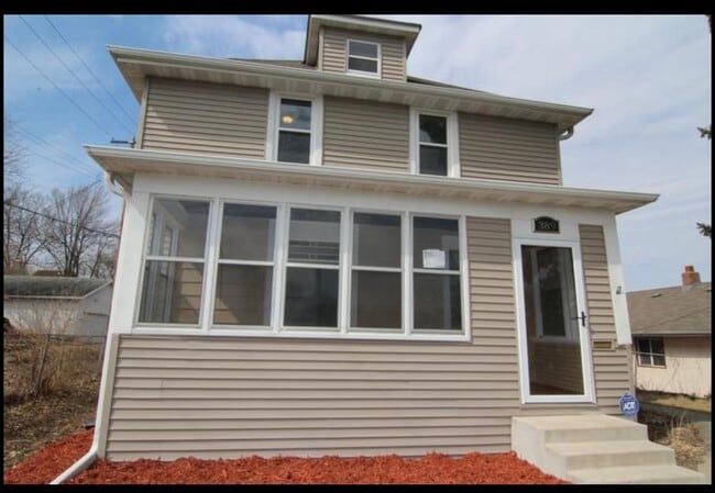 Primary Photo - 389 Fairview Ave N Unit 1