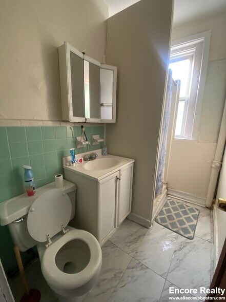 Building Photo - 158 Kelton St