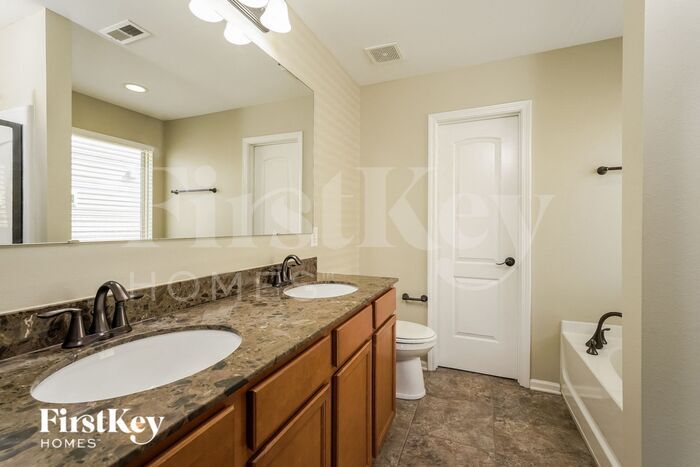 Building Photo - 2989 Mirasol Ct