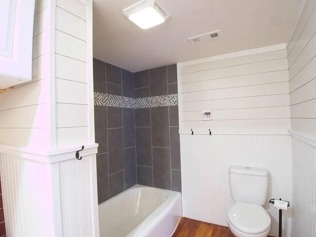 Building Photo - 821 Brett St S